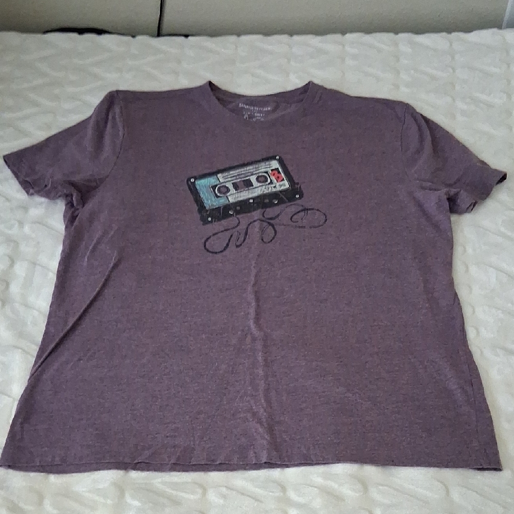 Banana Republic Graphic Tee. 🔥 Bundle & VIP Sale Info. See Last Image.